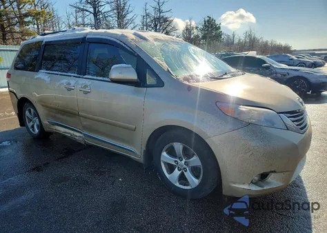 2013 Toyota Sienna Le z USA, uszkodzony, nr VIN 5TDKK3DC6DS369019